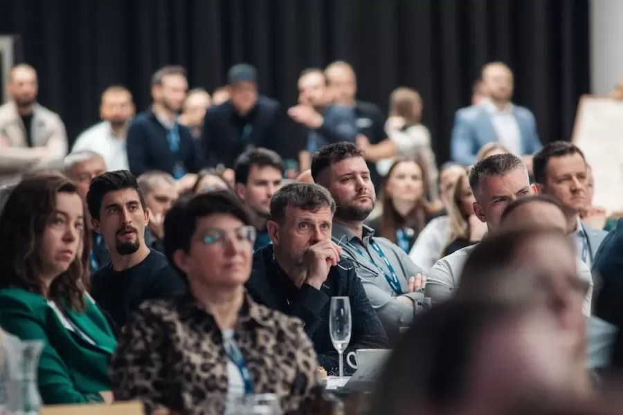 Publikum v sále na konferenci eBRÁNA.