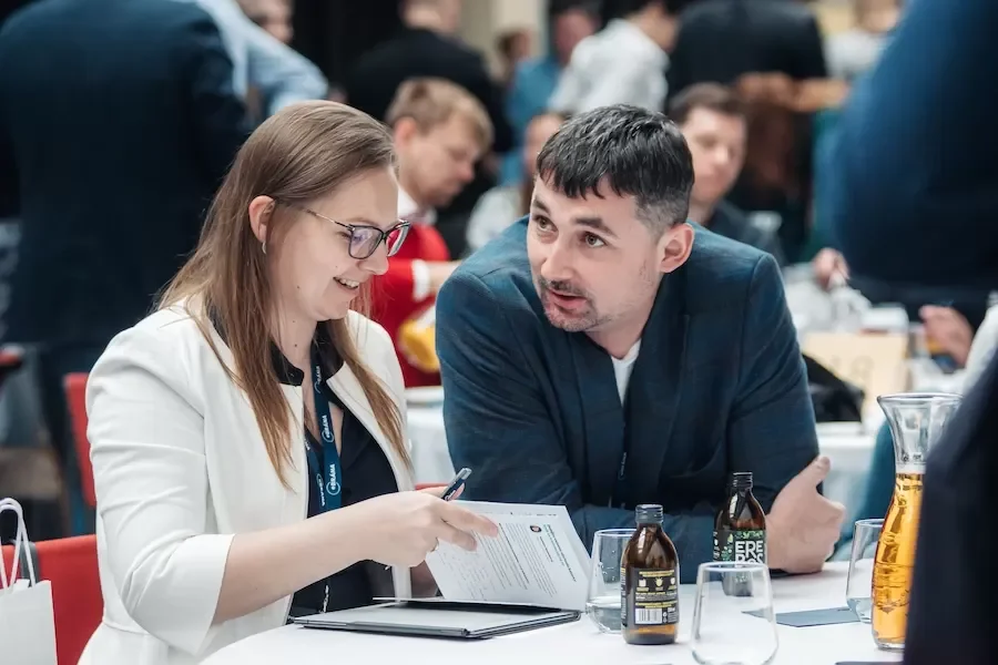 Účastníci konference eBRÁNA diskutují u stolu.