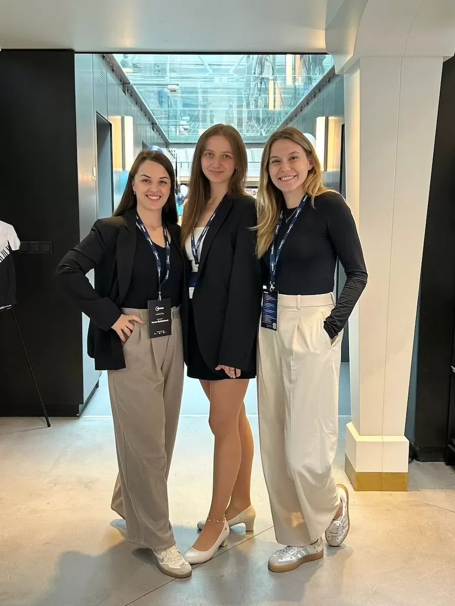 Tři pracovnice eBRÁNA v lobby konference