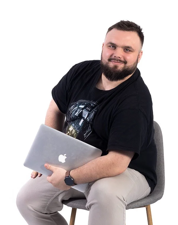 Ondřej Kaška s notebookem v ruce